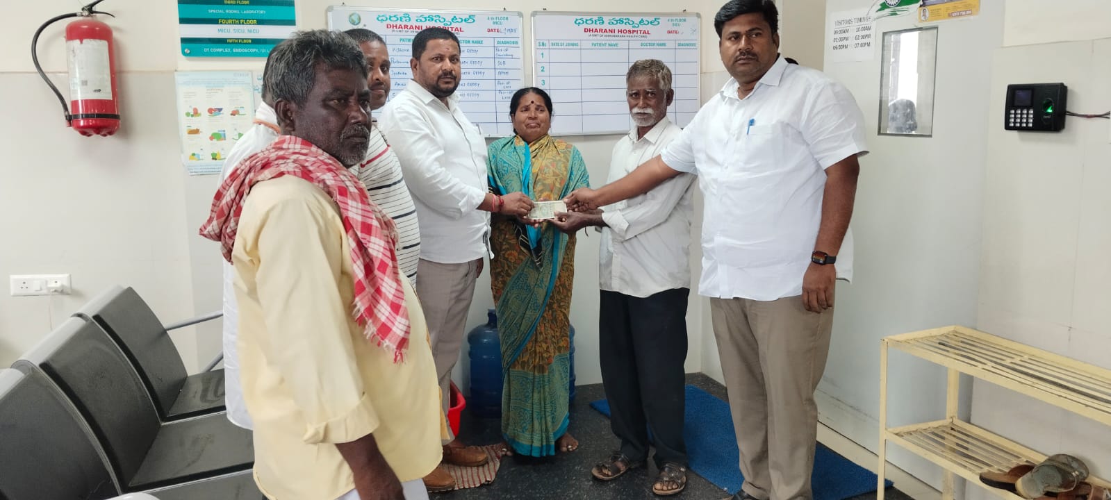 క్షత్తగాత్రుడికి పరామర్శించి 50000 యాభై వేయిల రూపాయలు ఆర్థిక సహాయం అందించిన తట్టు విశ్వనాధ్