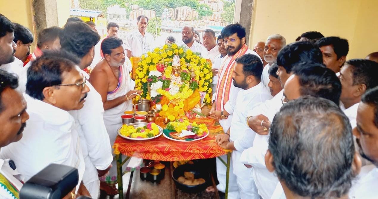 శైలపుత్రిగా దర్శనమిచ్చిన వనదుర్గమాత