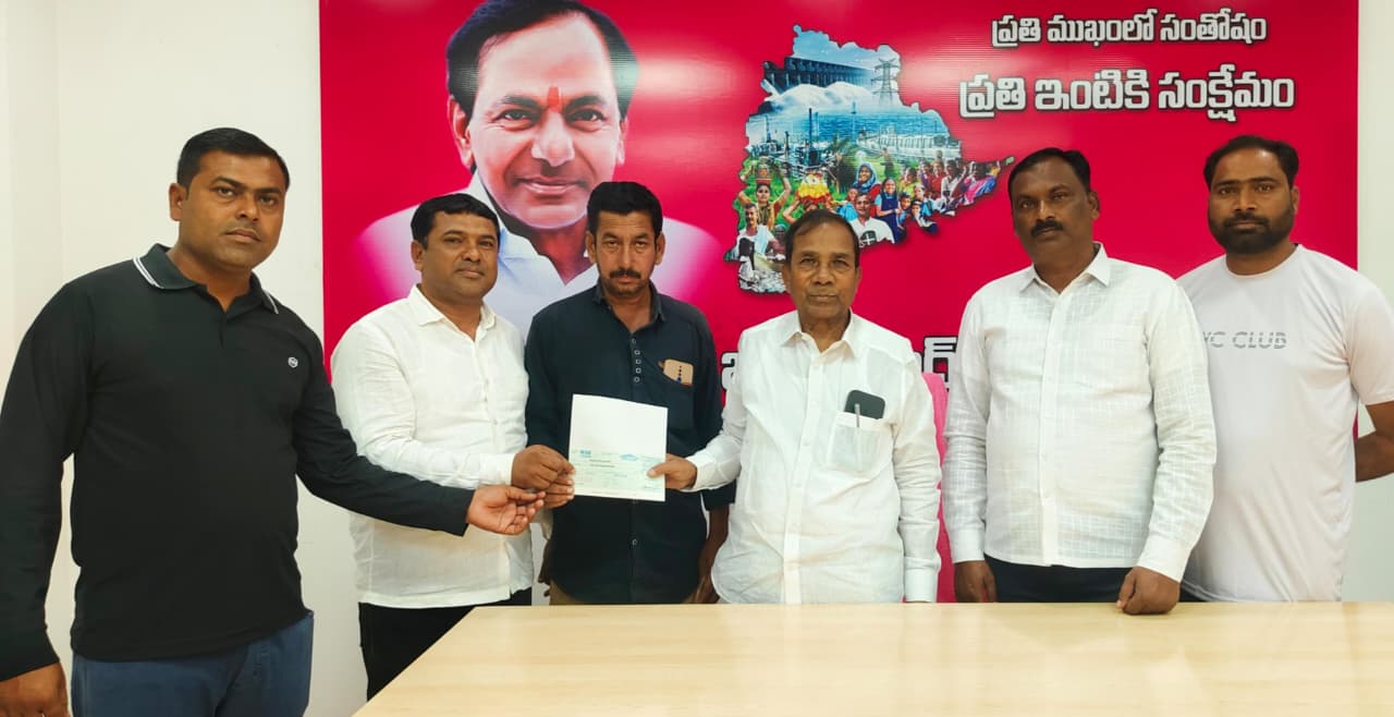 సీఎంఆర్ఎఫ్ చెక్కులను అందజేసిన ఎమ్మెల్యే మాణిక్ రావు