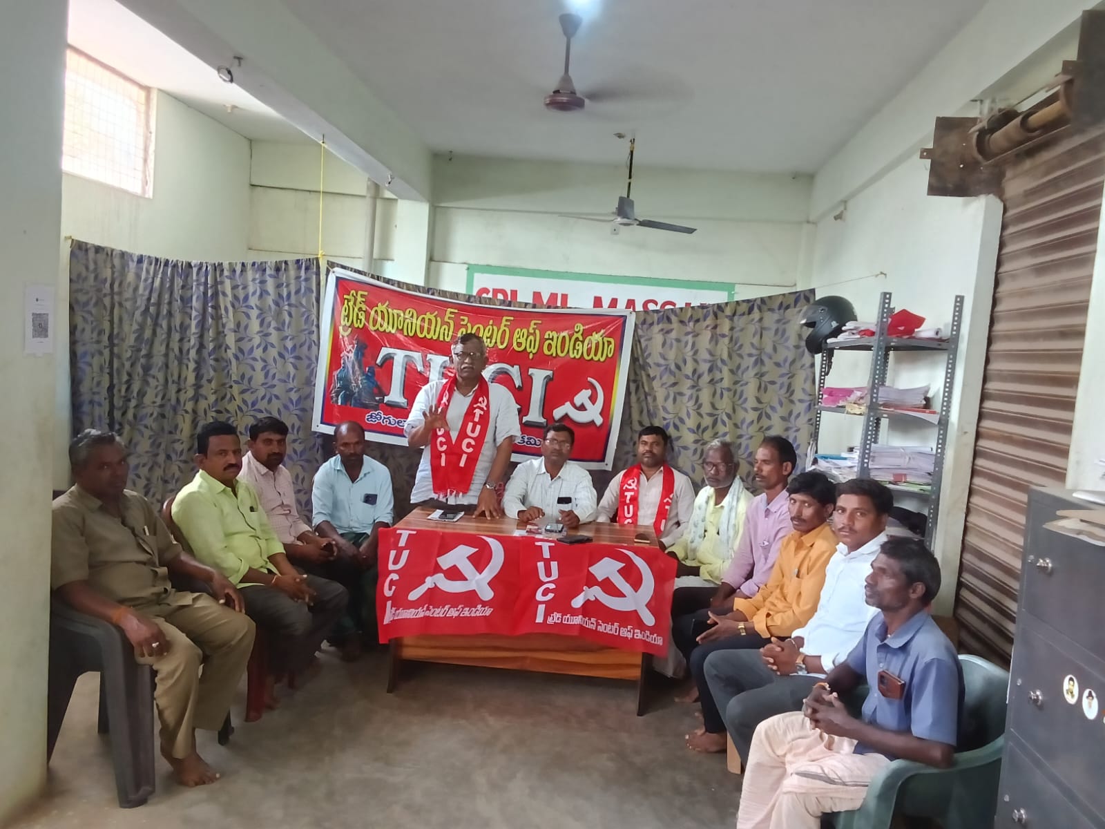 గ్రామ పంచాయతీ కార్మికుల సమస్యలు పరిష్కరించాలి