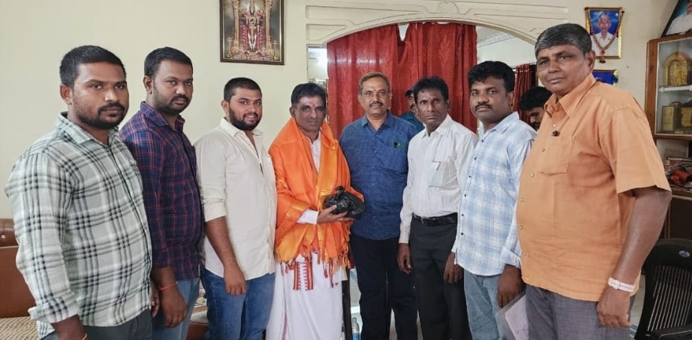 క్షేత్రం శ్రీ శ్రీశైల భ్రమరాంబిక మల్లికార్జున స్వామి దేవస్థానం బోర్డ్ చైర్మన్ ను కలిసిన నందలూరు బిజెపి మరియు లయన్ నాయకులు