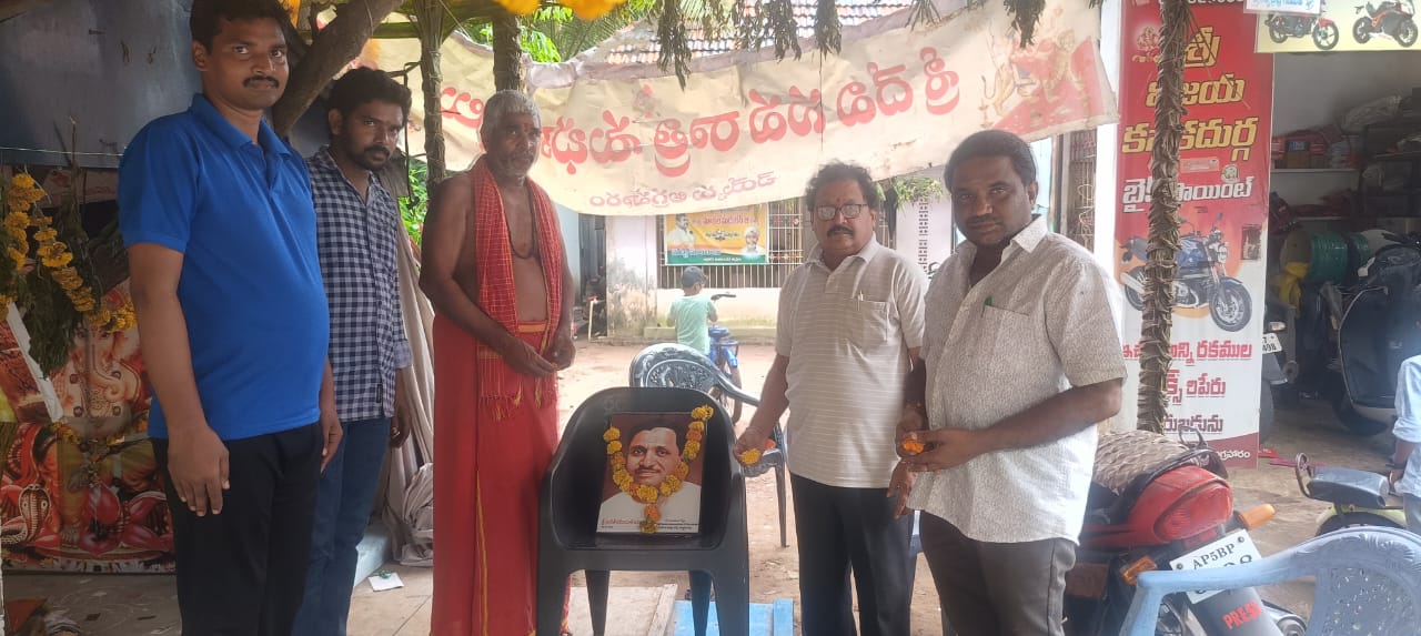 శ్రీ పండిత్ దీన్ దయాల్ ఉపాధ్యాయు కి నివాళులర్పించారు