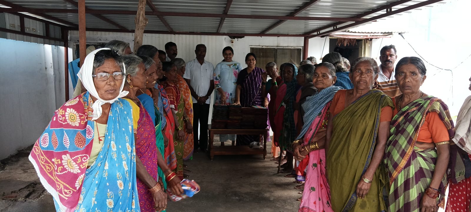 వృద్ధులకు చీరలు పంపిణీ చేసిన మాజీ జెడ్పిటిసి ప్రశాంతి కృష్ణారావు