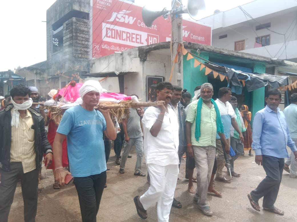 కార్యకర్త పాడేమోసిన జుక్కల్ మాజీ ఎమ్మెల్యే హనుమంత్ షిండే