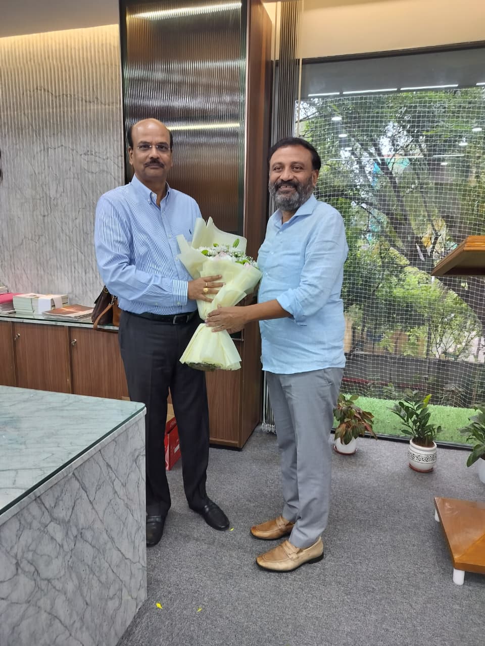 తెలంగాణ నూతన డీజీపీగా బి. శివధర్ రెడ్డి నీ – పుష్పగుచ్చంతో మర్యాదపూర్వకంగా కలిసిన జుక్కల్ ఎమ్మెల్యే తోట లక్ష్మీకాంతరావు