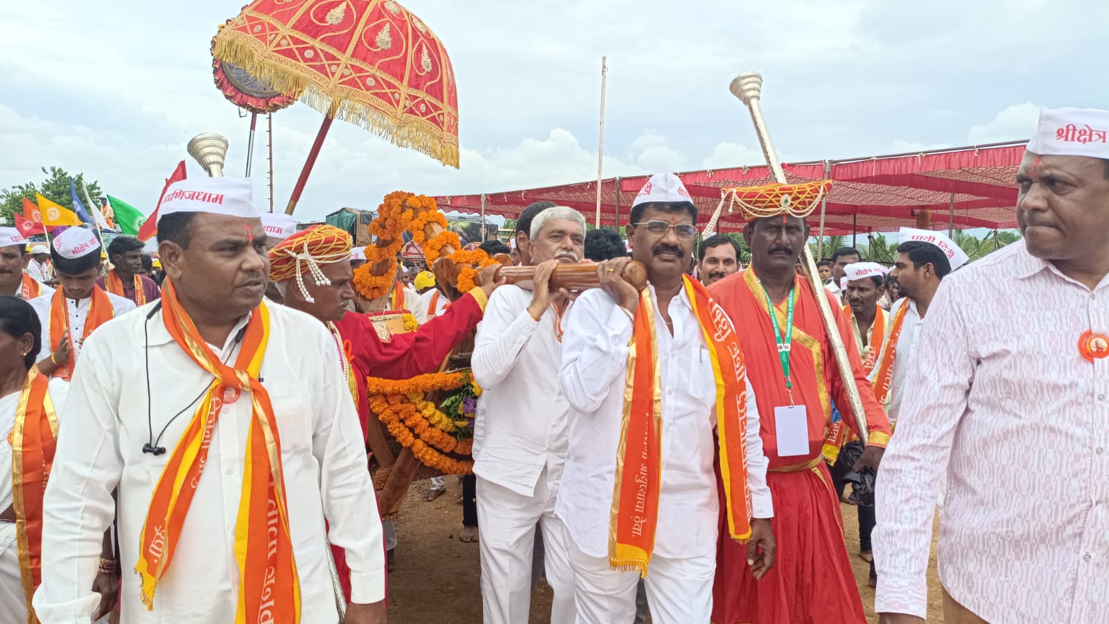 జగద్గురు ఆనందచార్య నరేందర్ స్వామీజీ పాదయాత్రలో పాల్గొన్న మాజీ ఎమ్మెల్యే…