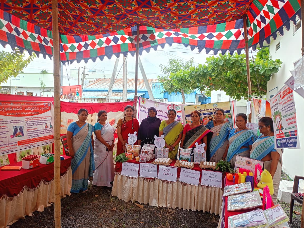అంగన్వాడి స్టాల్స్ ను ప్రారంభించిన కౌన్సిలర్.