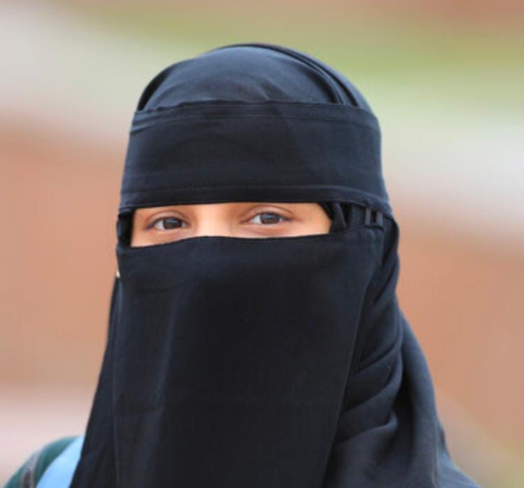 కోహిర్ మండల్ సజ్జాపూర్ విలేజ్ లో సర్పంచ్ పోటీ చేస్తున్న మహిళ దూదేకుల సాబియా మాకు ఒకసారి అవకాశం ఇవ్వండి