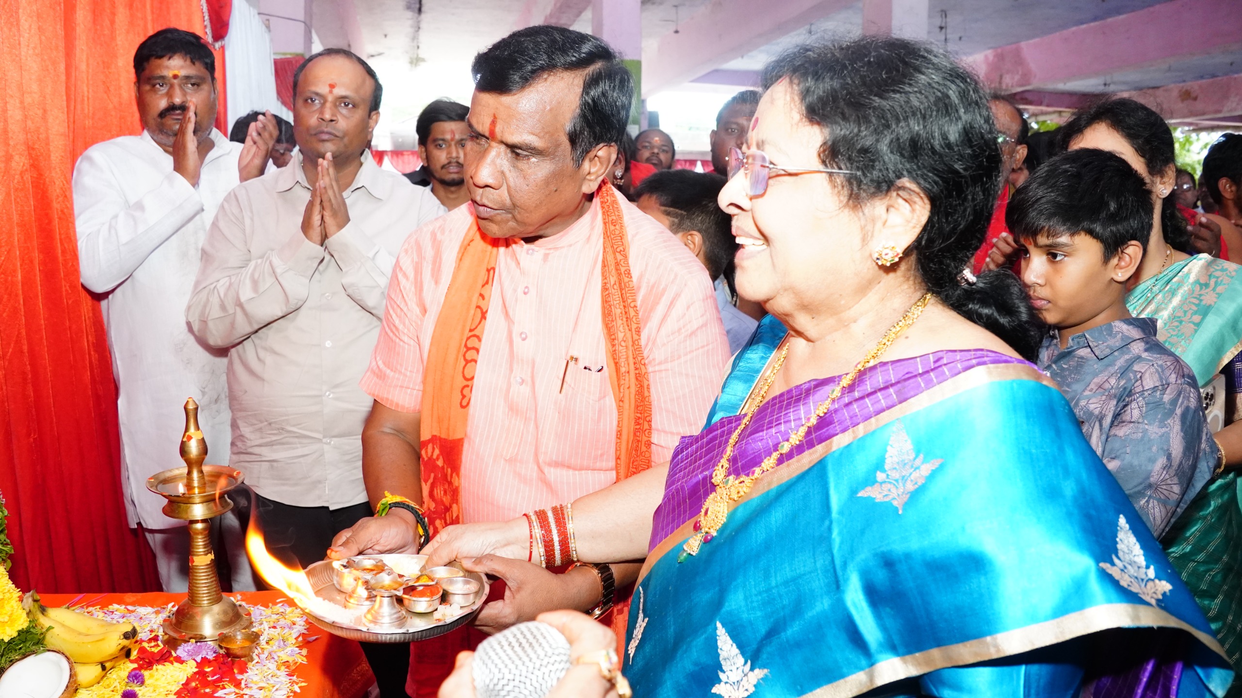 అమ్మవారి సేవలో -అర్బన్ ఎమ్మెల్యే ధన్ పాల్..!