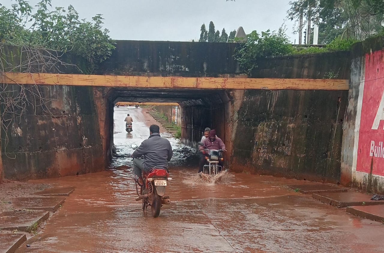 సహజవాగులను మురికి కాలువలను కబ్జాదారుల నుండి కాపాడండి వర్షపు నీరు మురికి నీరు సహజవాగులలో నుండి మురికి కాలువలో నుండి నేరుగా పారేటట్లు చూడండిపి రాములు నేత
