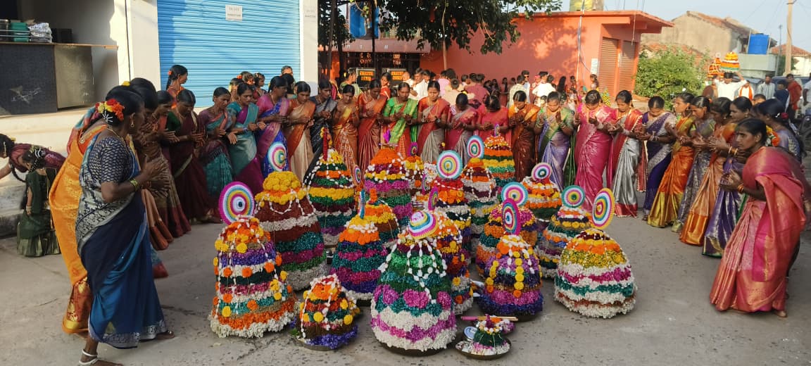 తడ్కల్ లో అంబరాన్నంటిన సద్దుల బతుకమ్మ సంబరాలు