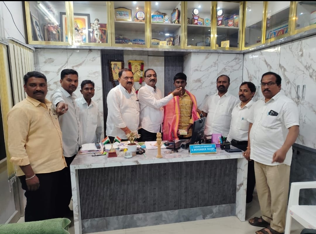 మెడిసిన్ సీటు సాధించిన ధర్మారపు లోకేష్ ను అభినందించి ఆర్థిక సహకారం అందించిన లిటిల్ ఫ్లవర్ యాజమాన్యం