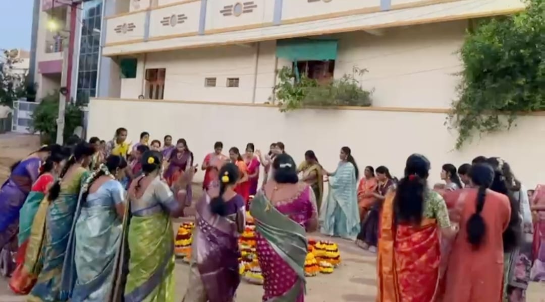 సిద్దిపేట లో ఆదర్శనగర్ వీధి నెంబర్ 4 లో శ్రీ సిద్ధి వినాయక మహిళ ఆధ్వర్యంలో సద్దుల బతుకమ్మ సంబరాలు