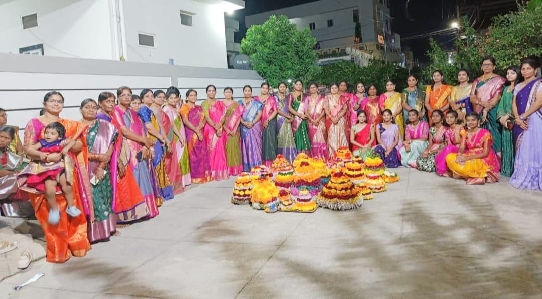 సిద్దిపేట లో ఆదర్శనగర్ వీధి నెంబర్ 5 లో మహిళ సొసైటీ ఆధ్వర్యంలో సద్దుల బతుకమ్మ సంబరాలు