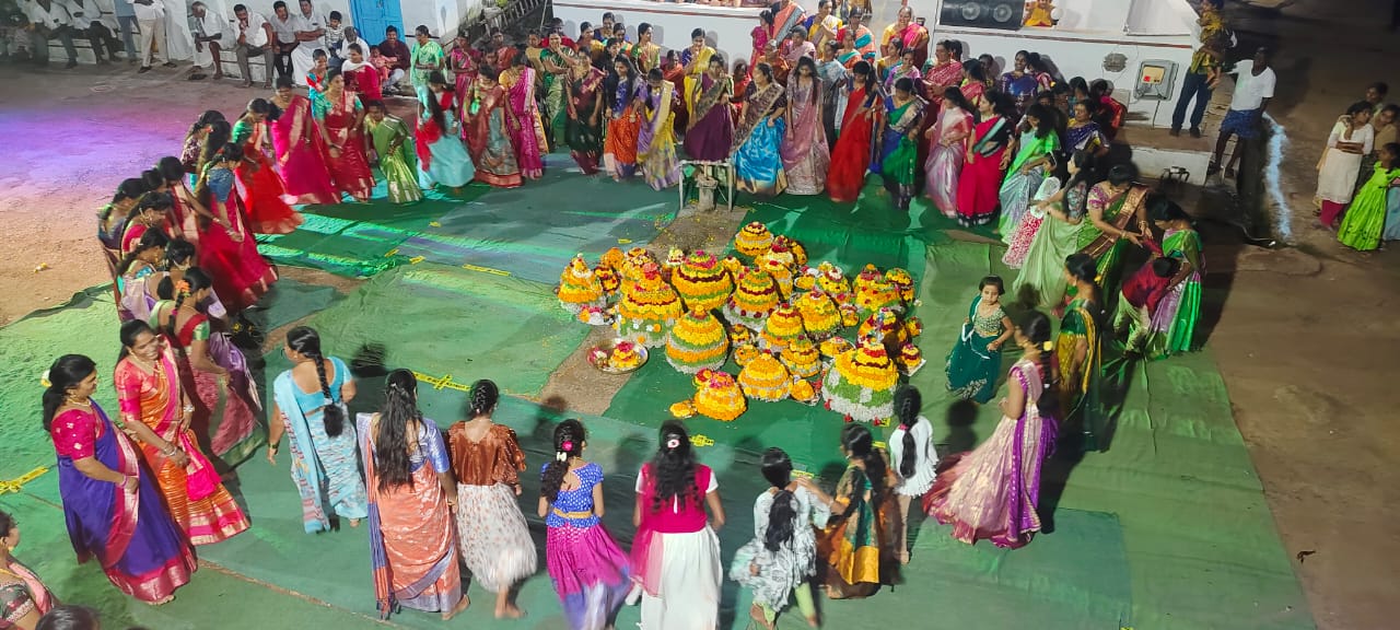 మంచన్ పల్లి గ్రామంలో ఘనంగా బతుకమ్మ సంబరాలు.