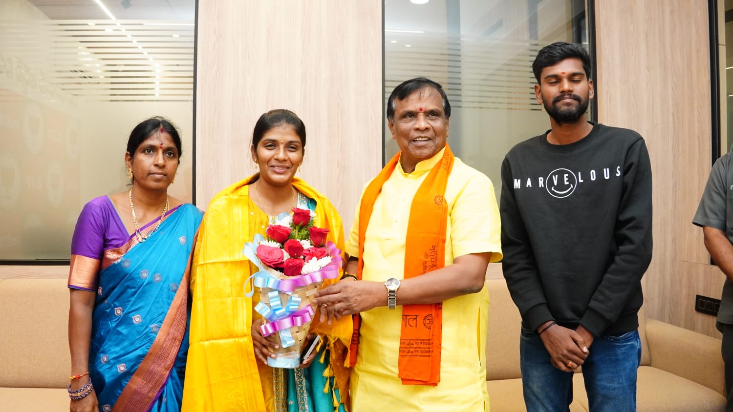 డీఎస్పీగా ఎంపికైన నిఖితను అభినందించిన – అర్బన్ ఎమ్మెల్యే..!