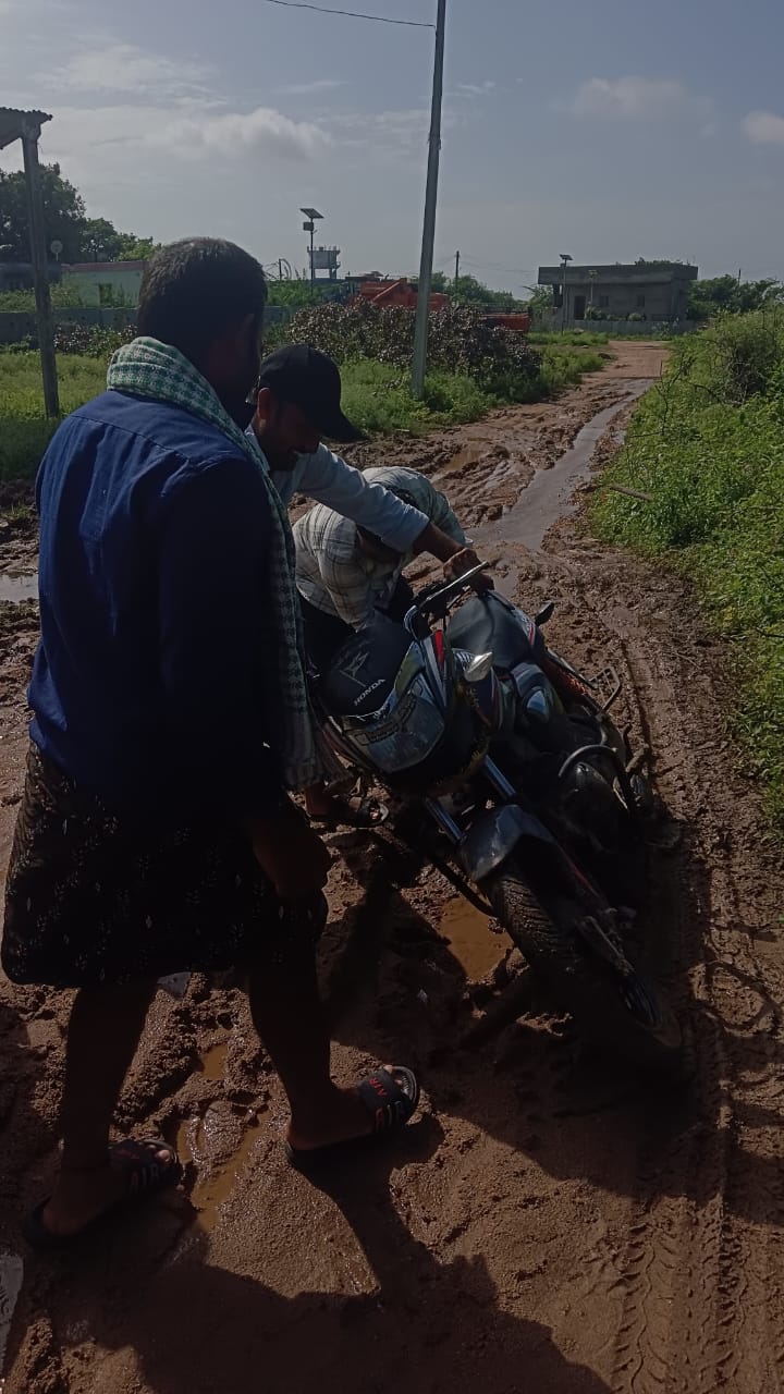 కొత్త రాజోలిలోని తుమ్మలపల్లి రోడ్డు ప్రజలకుశాపంగా.మారింది.అధికారులు, నాయకులు నిర్లక్ష్యమేనా