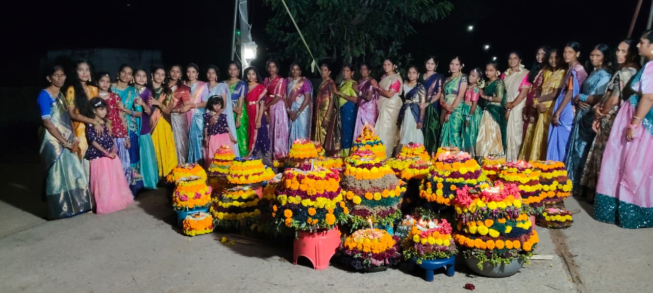 ఆనందభాష్పలతో బతుకమ్మ వీడ్కోలు