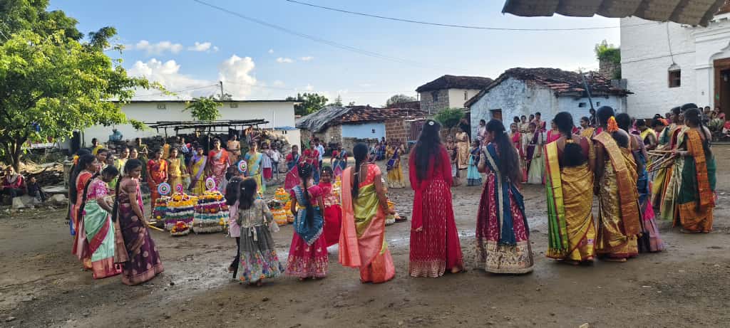 పీఎం దామరగిద్ద లో అంబరాన్నంటిన సద్దుల బతుకమ్మ సంబరాలు