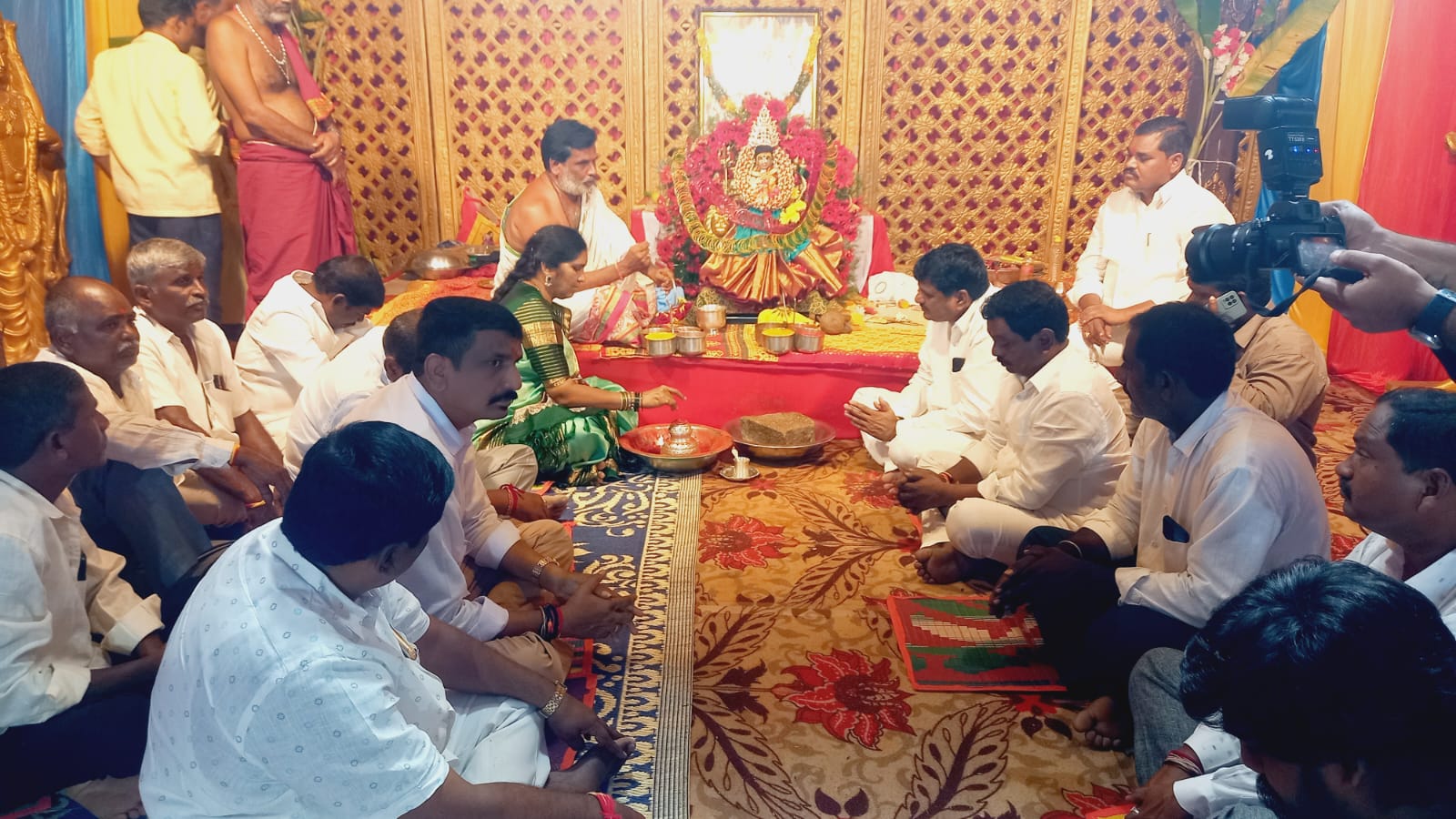 మహా గౌరీ దేవి రూపంలో దుర్గమ్మ అమ్మను దర్శించుకున్న మాజీ ఎమ్మెల్యే పద్మ దేవేందర్ రెడ్డి,ఎమ్మెల్సీ శేరి సుభాష్రెడ్డి దంపతులు పాపన్నపేట.