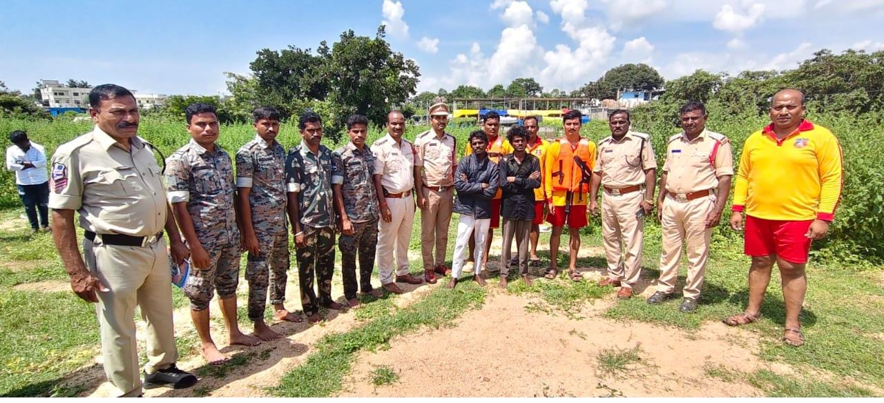 వరదలో కొట్టుకపోయిన ఇద్దరు వ్యక్తులు సురక్షితం