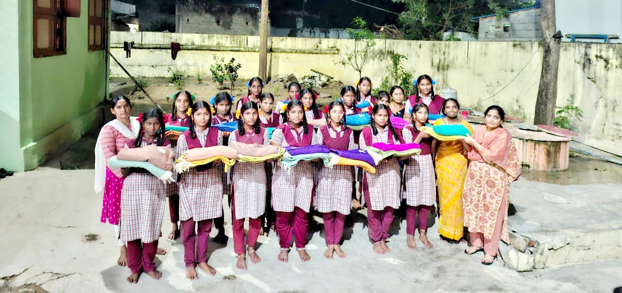 హాస్టల్ విద్యార్థులకు దుప్పట్ల పంపిణీ .