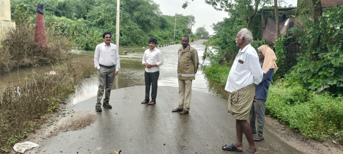 తాళ్లూరు వెంకటాపురం గ్రామాల మధ్య రహదారిపై రాకపోకలను నిలిపిన ప్రభుత్వ అధికారులు*