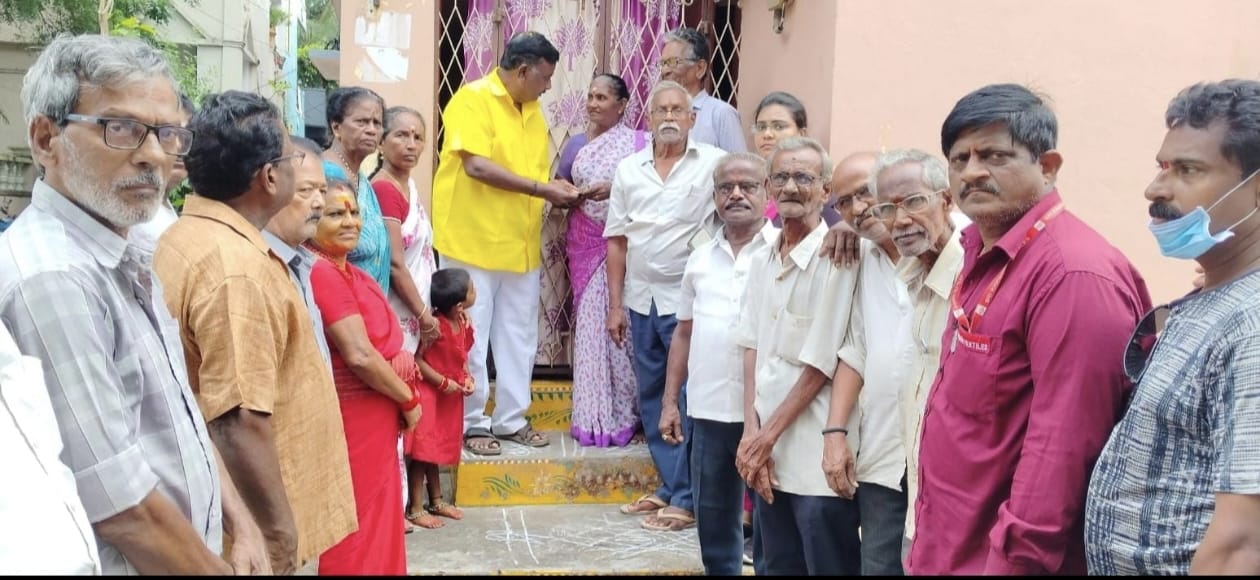 ఎన్టీఆర్ భరోసా పెన్షన్లు పంపిణీ చేసిన మాజీ ఎమ్మెల్సీ బుద్ధ నాగ జగదీష్