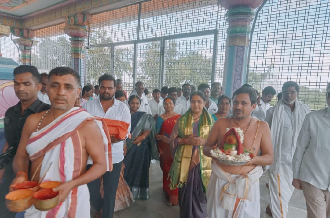 శ్రీ చాముండేశ్వరి మాతను దర్శించుకున్న ఎమ్మెల్యే సునీత లక్ష్మారెడ్డి