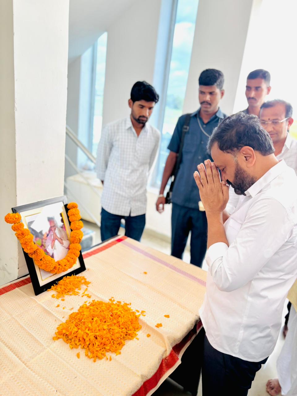 మల్లికార్జున్ అప్పా షెట్కార్ చిత్రపటానికి నివాళులు అర్పించిన ఎమ్మెల్యే తోట లక్ష్మీ కాంతారావు