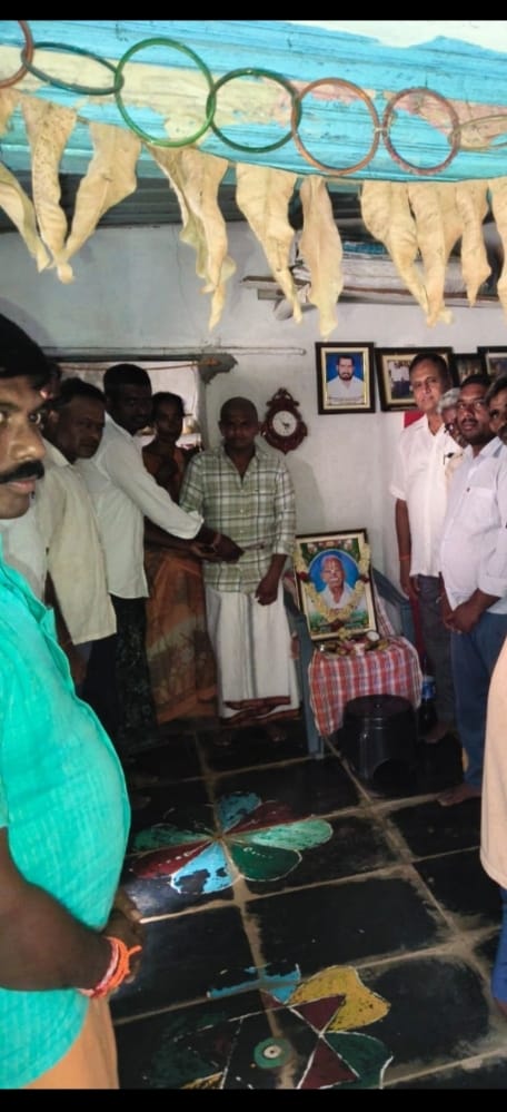 పలు కుటుంబాలను పరామర్శించిన కాంగ్రెస్ పార్టీ గ్రామ కమిటీ