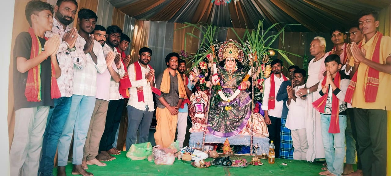 సూరంపల్లిలో మున్నూరు కాపు సంఘం ఆధ్వర్యంలో దుర్గాదేవి శరన్నవరాత్రి ఉత్సవాలు ఘనంగా నిర్వహించారు