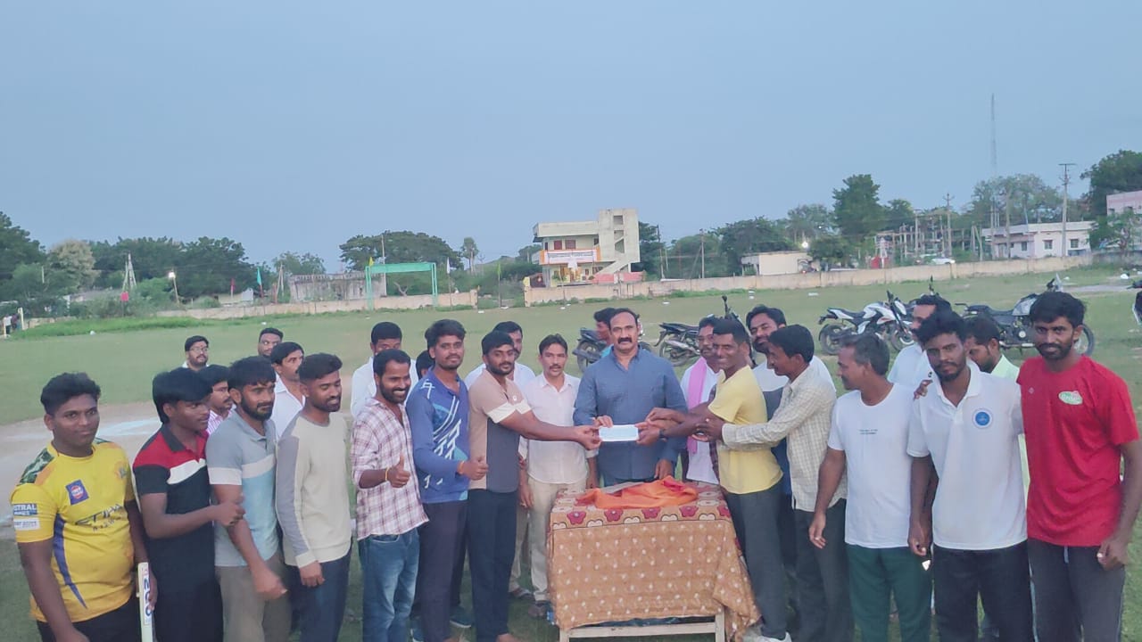 యువత చదువుతోపాటు క్రీడల్లో రాణించాలి: మాజీ ఎమ్మెల్యే