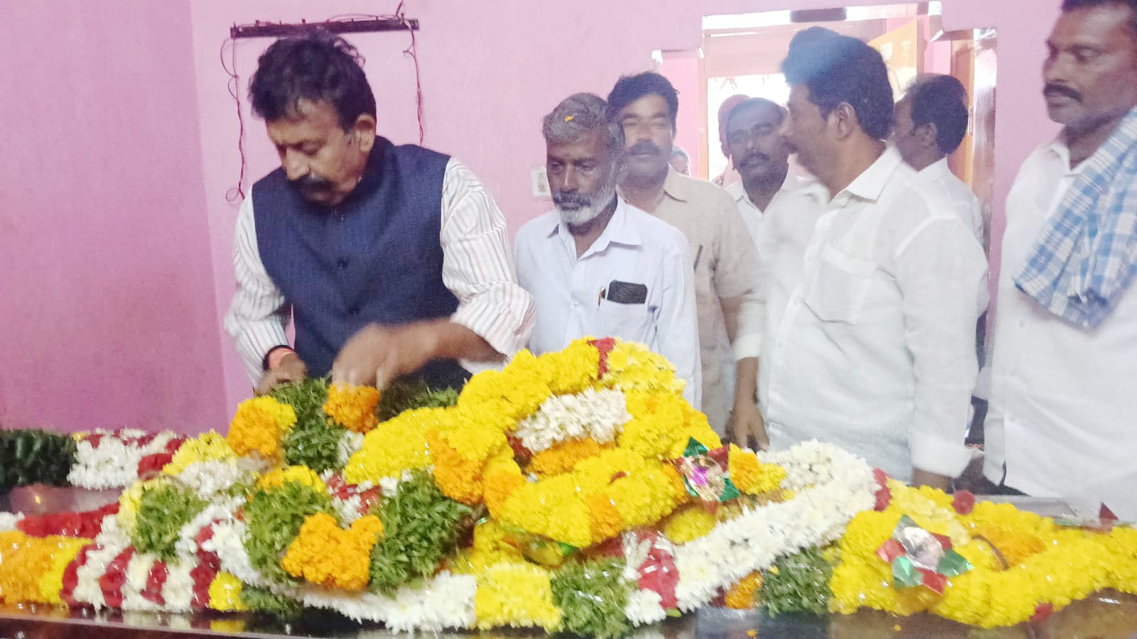 లక్ష్మీదేవికి నివాళులర్పించిన ఎమ్మెల్యే ఆకేపాటి