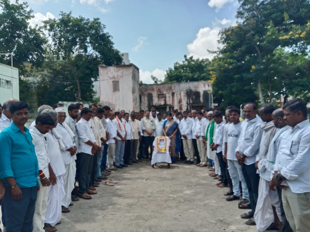 మల్లికార్జున్ అప్పా షెట్కార్ చిత్రపటానికి పూలమాల వేసి నివాళులు అర్పించిన కాంగ్రెస్ నాయకులు.