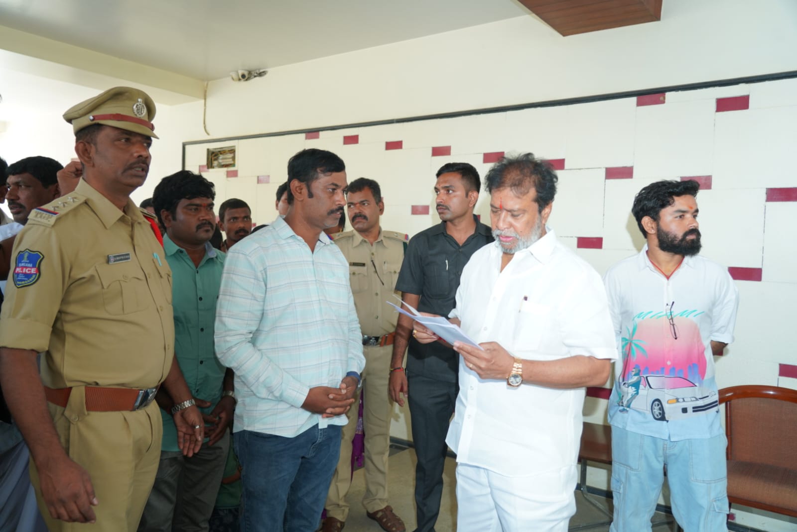 మంత్రిని కలిసి వినతి పత్రం ఇచ్చిన అశోక్ కుమార్ పొట్ట