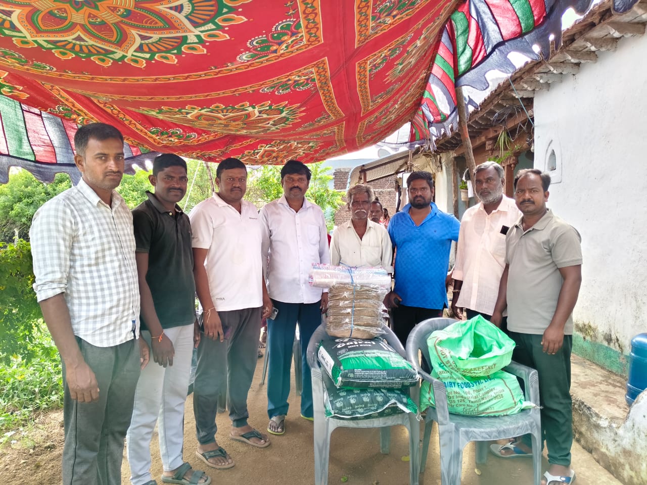 అపూర్వ విద్యార్థులే.. ఆపద్బంధువులయ్యారు