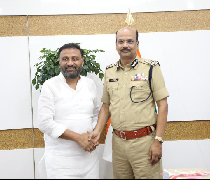 డిజిపి బి శివధర్ రెడ్డిని దసరా శుభాకాంక్షలు తెలిపిన ఎమ్మెల్యే తోట లక్ష్మీకాంతరావు