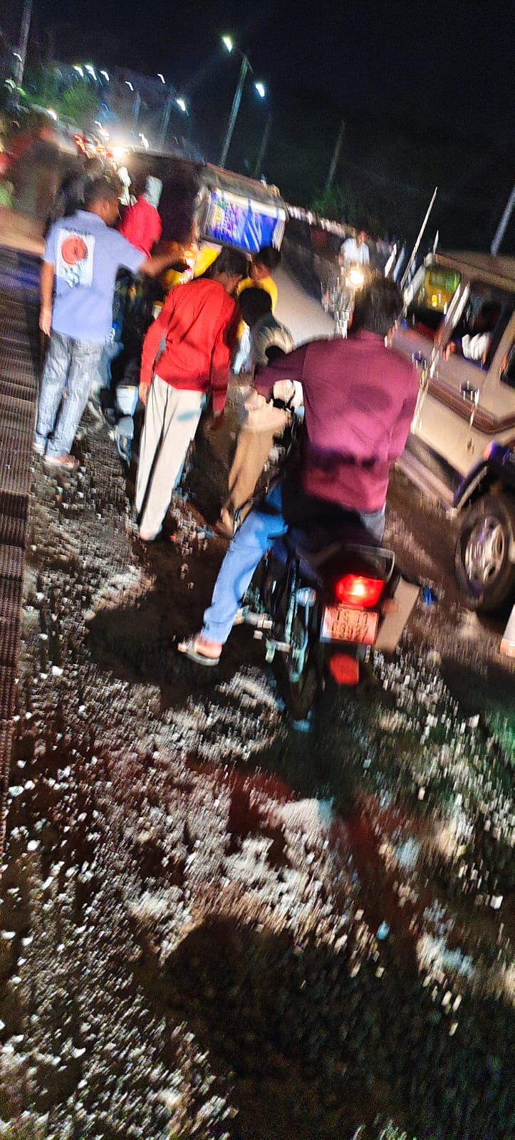 గుంతల మయంగా మారిన ఫ్లై ఓవర్ బ్రిడ్జ్.