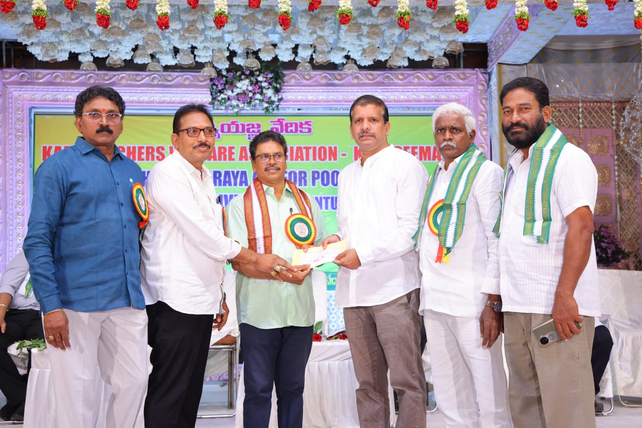 ప్రతిభ కలిగిన విద్యార్థులకు స్కాలర్ షిప్ పంపిణీ