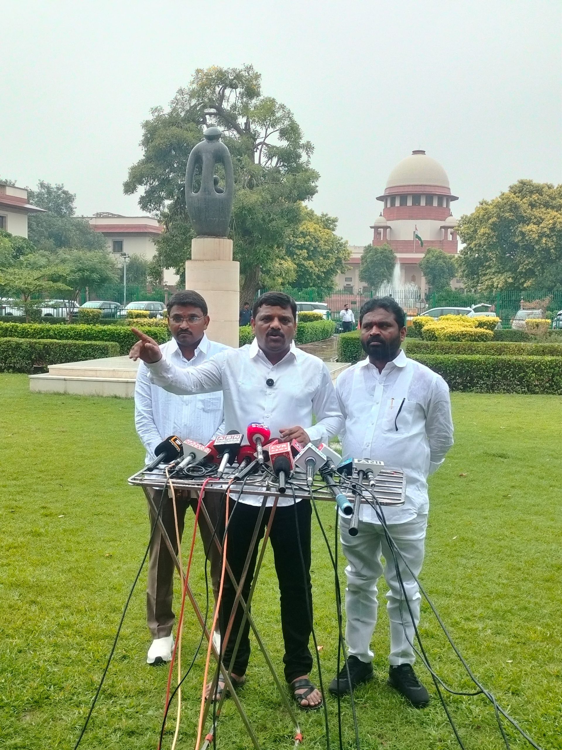 డిల్లీ కేంద్రంగా సుప్రీం కోర్టు ఆవరణంలో తెలంగాణ రాజ్యాధికార పార్టీ అధ్యక్షులు శ్రీ తీన్మార్ మల్లన్న గారు సంచలన ప్రెస్ మీట్…