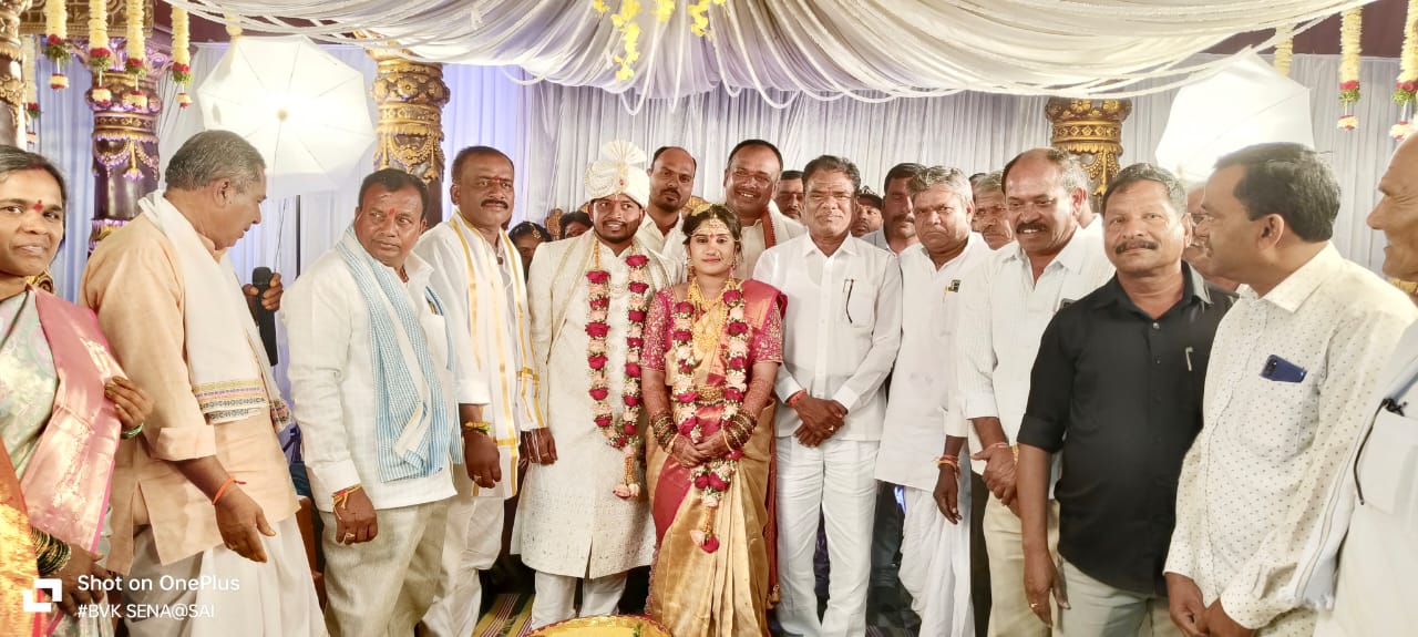 మిరుదొడ్డిలో నూతన వధూవరులను ఆశీర్వదించిన బక్కి వెంకటయ్య