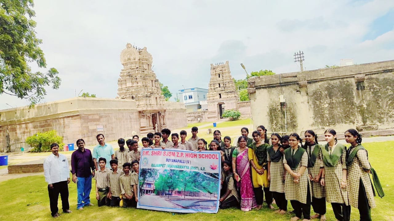 విద్యార్థుల్లో విజ్ఞానాన్ని పెంపొందించే క్షేత్ర స్థాయి పర్యటన.