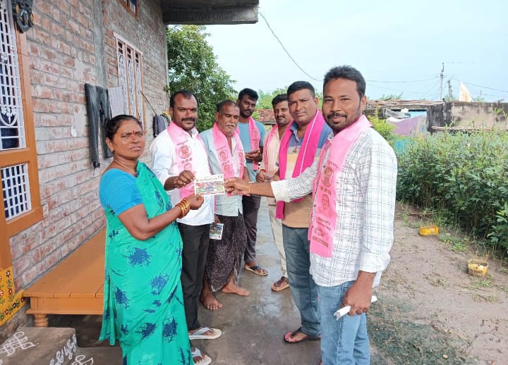 గోవిందాపూర్ గ్రామంలో బిఆర్ఎస్ పార్టీ ఆధ్వర్యంలో కాంగ్రెస్ బాకీ కార్డుల పంపిణీ: