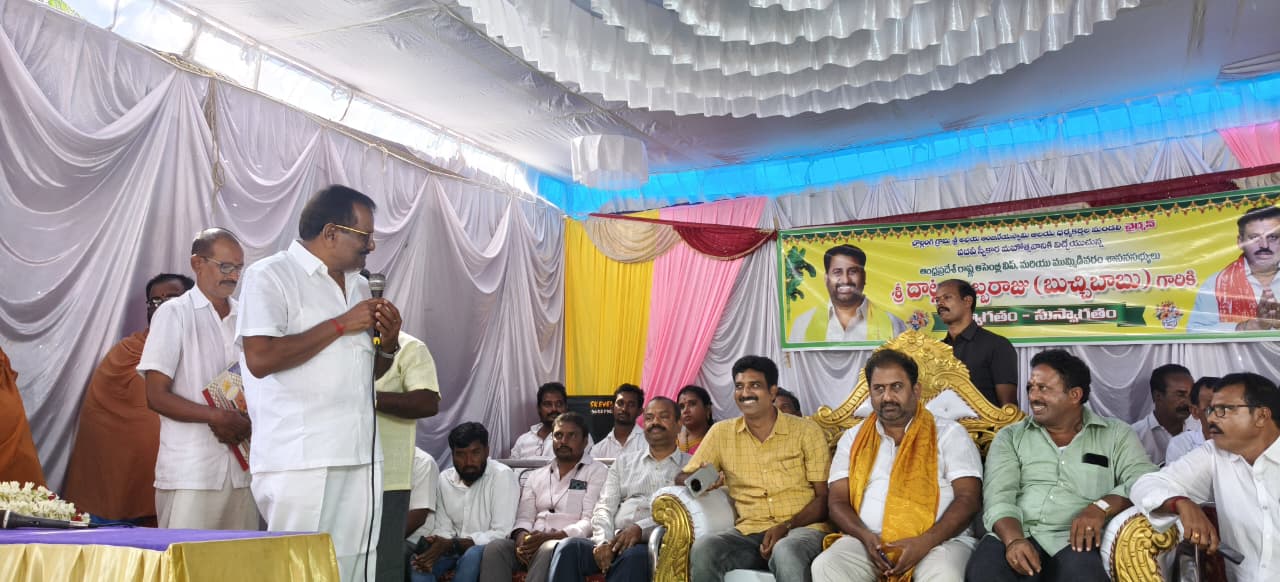 అభయ ఆంజనేయ స్వామి దేవస్థానం నూతన కమిటీ ప్రమాణ స్వీకారం లో హాజరైన దాట్ల బుచ్చిబాబు