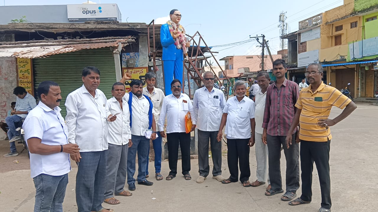 ..సిజేఐపై దాడికి పాల్పడ్డ రాకేష్ కిషోర్ న్యాయవాదిని తక్షణమే ఉరితీయాలి