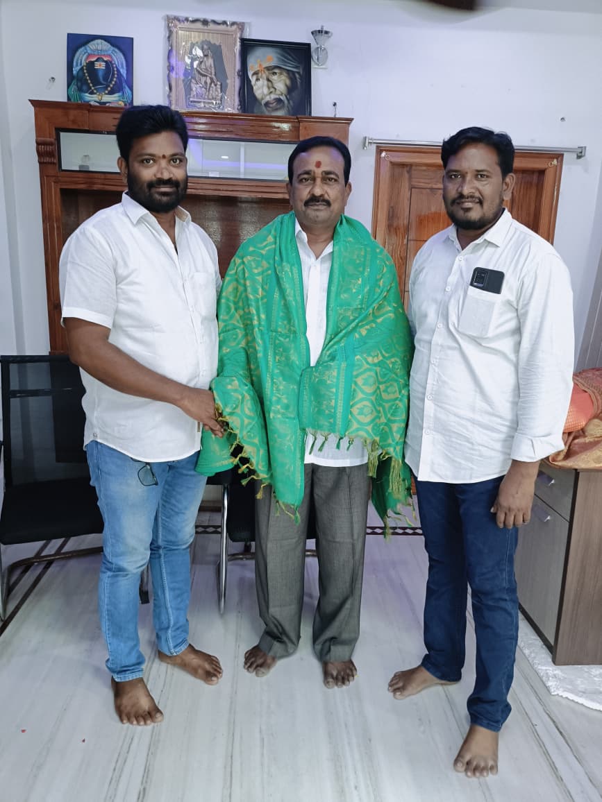 పితాని బాలకృష్ణ ని మర్యాదపూర్వకంగా కలిసిన నియోజకవర్గం వైయస్సార్ కార్యకర్తలు
