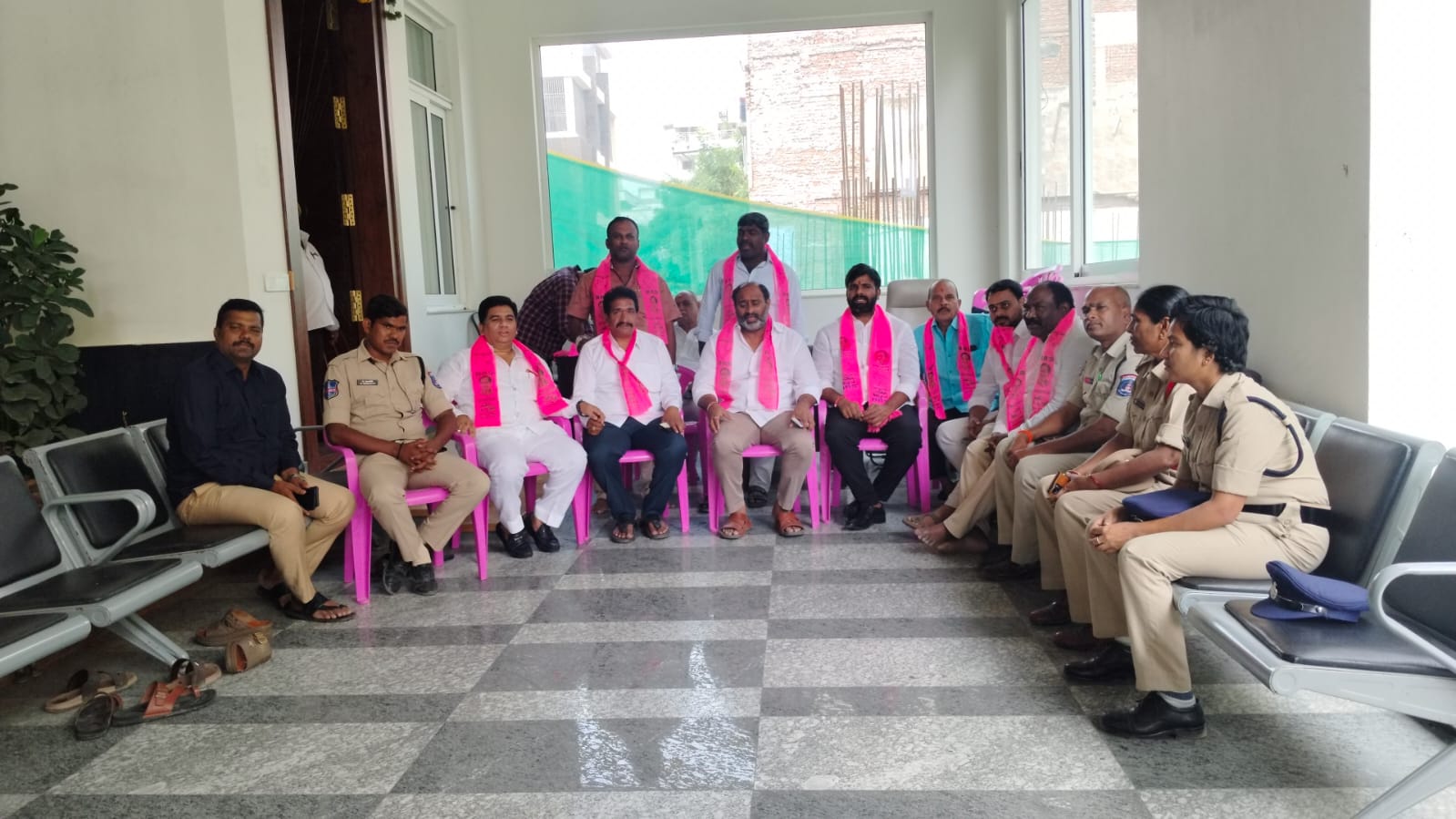 చలో బస్‌ భవన్‌ పిలుపు నేపథ్యంలో బీఆర్‌ఎస్ నేతల గృహనిర్బంధం