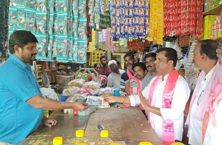 బాకీ కార్డులు పంపిణీ చేసిన మాజీ ఎమ్మెల్యే