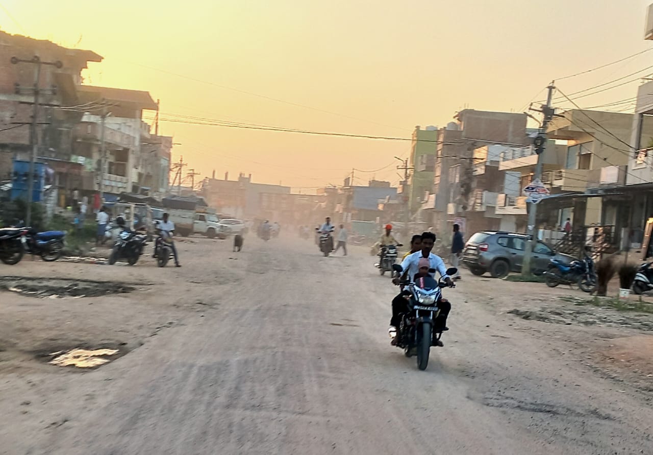 దుమ్ము ధూళితో సతమతమవుతున్న బిచ్కుంద మండల ప్రజలు…